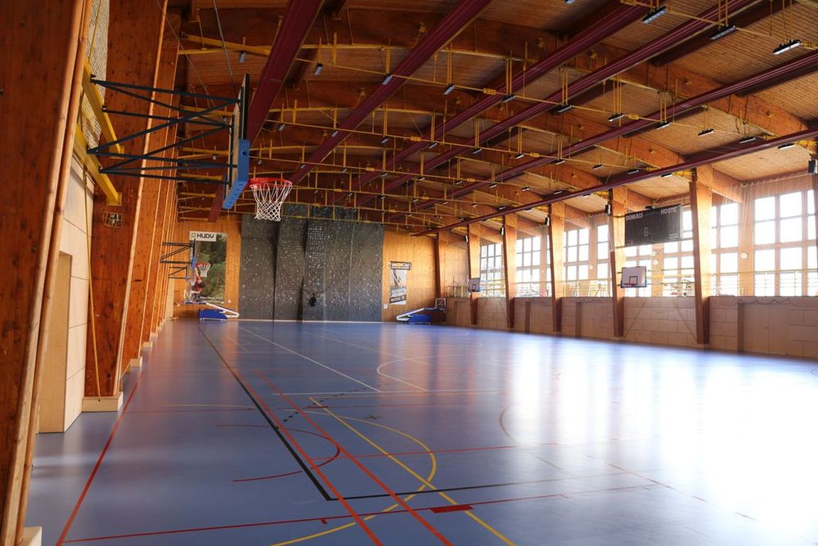 Rekonstrukce podlahy sportovní haly PF — fotografie 2